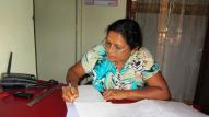 Heimmutter Vinitha erledigt zwischendurch die Büroarbeit