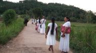 die Chathura-Heimfamilie auf dem Weg vom Tempel zum Kinderheim 