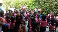 der Kindergarten von Mabotuwana zu Besuch im Chathura-Kinderheim 