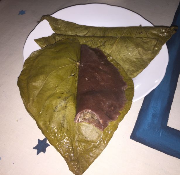 Hier wird gerade Helapa zubereitet, eine Süßspeise aus Kurakkan-Mehl – ein Hirsemehl – mit Kokos und Zucker, gedämpft in Kanda Blättern. 
