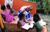 Hausaufgaben werden nach dem Mittagessen im Chathura-Kinderheim erledigt. 