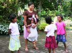 Manoja und Buddika kümmern sich liebevoll um die Mädchen im Chathura-Kinderheim