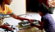 die Kinder im Chathura-Kinderheim lernen Klavier spielen