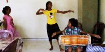 die Mädchen im Chathura-Kinderheim müssen auch trommeln und die traditionellen sri-lankischen Tanzschritte und Bewegungen lernen.