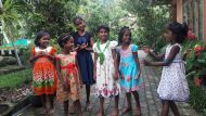 die Mädchen im Chathura-Kinderheim freuen sich über neue Kleider