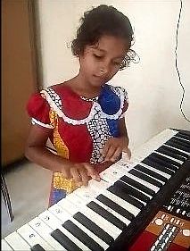 Video von Dinesha beim Keyboard-Spielen  