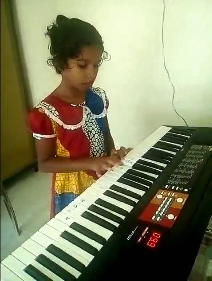 Dinesha macht das Keyboard-Spielen richtig Spaß
