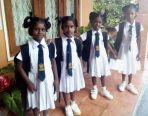 ab September 2019 schwarze Krawatten und schwarze Haarbänder zu den Schuluniformen unserer Mädchen 