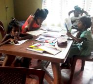 Hausaufgaben im Chathura-Kinderheim