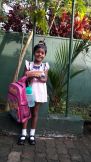 Sayuri im Chathura-Kinderheim, mit ihrer großen Kindergartentasche