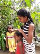 Haarekämmen nach dem Duschen im Chathura-Kinderheim 
