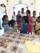 Yasasmi beim Verteilen ihrer Geburtstagstorte im Chathura-Kinderheim