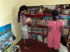 In der Hausbibliothek des Chathura-Kinderheims finden die Mädchen immer was Spannendes. 