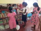 In der Hausbibliothek des Chathura-Kinderheims finden die Mädchen immer was Spannendes.