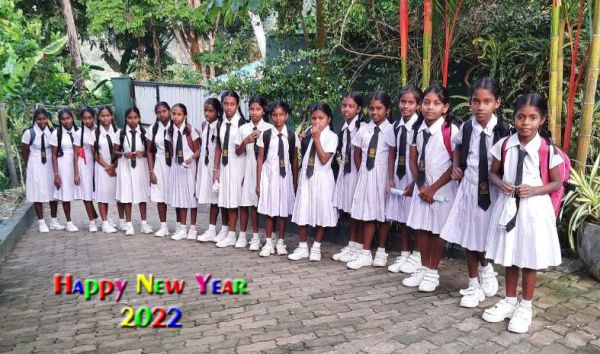 die Mädchen im Chathura-Kinderheim wünschen Ihnen ein glückliches und gesundes Neues Jahr 2022