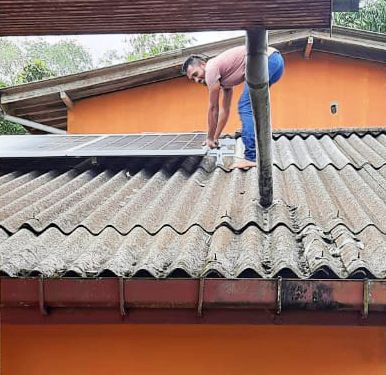 Installation einer Solaranlage auf dem Dach des Chathura-Kinderheimes