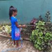 Blumen gießen beim Chathura-Kinderheim