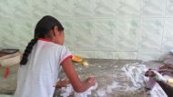 Handwäsche mit Bürste und Seife im Chathura-Kinderheim 