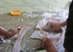 Handwäsche mit Bürste und Seife im Chathura-Kinderheim