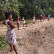 Kricketspiel auf dem Spielplatz beim Chathura-Kinderheim