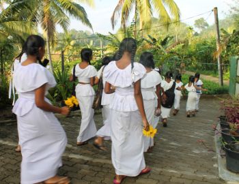 Sonntags gehen die Mädchen des Chathura-Kinderheimes zur Tempelschule