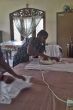 Bügeln der Schuluniformen im Chathura-Kinderheim