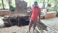 die Verbundsteine am Chathura-Kinderheim haben sich durch die Überschwemmungen abgesenkt.die Verbundsteine am Chathura-Kinderheim haben sich durch die Überschwemmungen abgesenkt. 