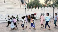 die Mädchen des Chathura-Kinderheims besuchen den Zahntempel in Kandy