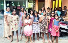 Mama Vinitha mit einem Teil ihrer Mädchen im Chathura-Kinderheim