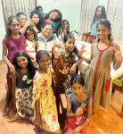 Mama Vinitha mit einem Teil ihrer Mädchen im Chathura-Kinderheim
