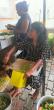 Dinesha und Dhamika bereiten Gemüse zum Kochen im Chathura-Kinderheim vor. 