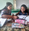 unsere Hauslehrerin Hansika unterstützt die Mädchen im Chathura-Kinderheim bei den Hausaufgaben.