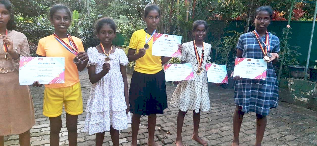 die Mädchen vom Chathura-Kinderheim waren beim Sportturnier in der Schule erfolgreich.