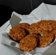 Unsere Köchin Kamani bereitet köstliche Wadee zu, die in heißen Öl ausgebacken werden.