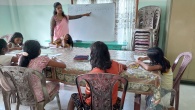unsere Hauslehrerin Hansika unterstützt die Mädchen im Chathura-Kinderheim bei den Hausaufgaben.