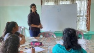 unsere Hauslehrerin Hansika unterstützt die Mädchen im Chathura-Kinderheim bei den Hausaufgaben.