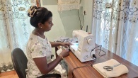 auch Miss Sewwandi freut sich, dass sie endlich die Kinderkleider mit einer neuen Nähmaschine schneller ausbessern kann.