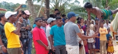 eine tamilische Perahera zieht durch Mabotuwana
