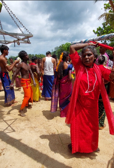 eine tamilische Perahera zieht durch Mabotuwana