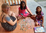 Puzzles sind sehr beliebt bei den Mädchen im Chathura-Kinderheim 