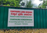 das Eingangsschild zum Chathura-Kinderheim wurde erneuert.