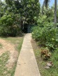 der Weg zu den Duschen beim Chathura-Kinderheim 