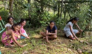 Unkraut jäten im Garten des Chathura-Kinderheims.