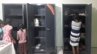 unsere Mädchen im Chathura-Kinderheim helfen beim Einräumen der Schulhefte in die neuen Schränke.