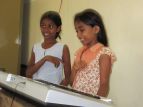 Den Mädchen im Chathura-Kinderheim gefällt der Musikunterricht bei Herrn Schmider.