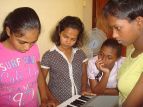 Den Mädchen im Chathura-Kinderheim gefällt der Musikunterricht bei Herrn Schmider.