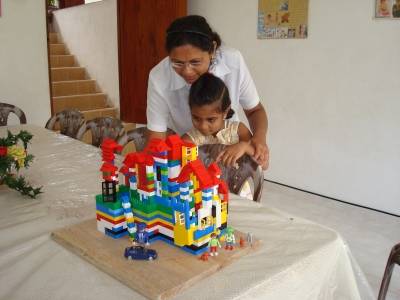 Legosteine von Familie Nau fuer die Kinder im Chathura-Kinderheim in Sri Lanka