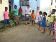 Ballspiele im Hof im Chathura-Kinderheim in Sri Lanka 