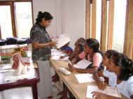 Vinitha hilft den Kindern im Chathura-Kinderheim in Sri Lanka bei den Hausaufgaben 