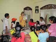 Besuch der Schuelerfirma Ajantha von der Realschule Donaueschingen im April 2011 im Chathura-Kinderheim in Sri Lanka